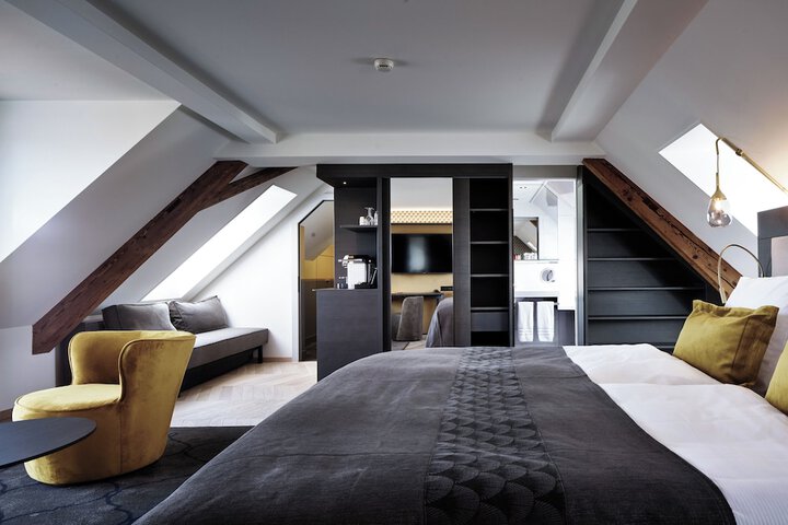 Room 34 of 102