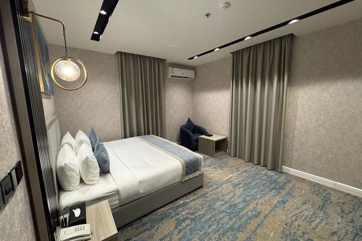 Room 9 of 32