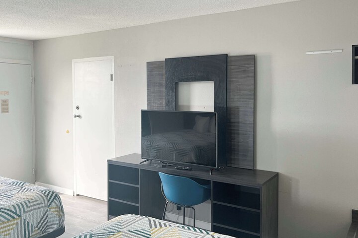Room 10 of 14