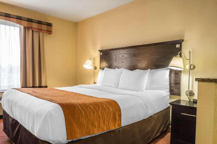 1 King Bed (3 of 17)
