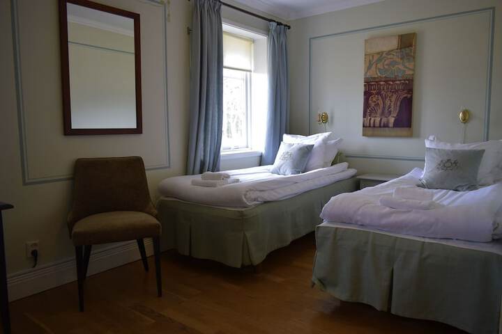 Room 3 of 65