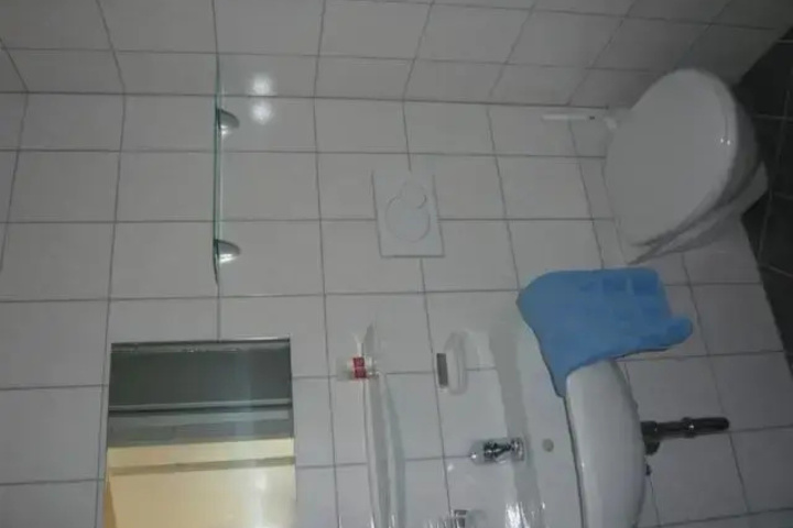 Room 7 of 16