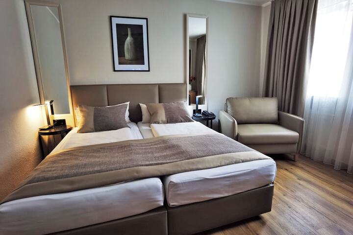 Room 32 of 69