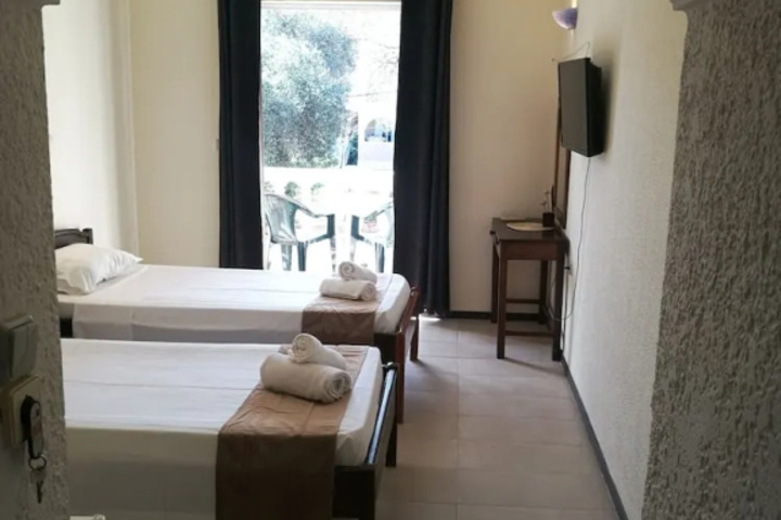Room 6 of 15