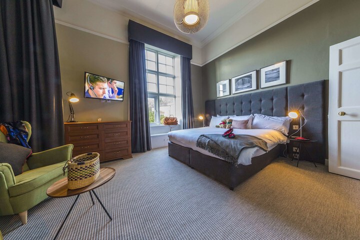 Room 6 of 75