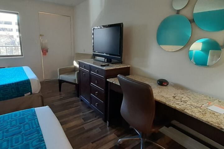 1 Queen Bed (3 of 13)