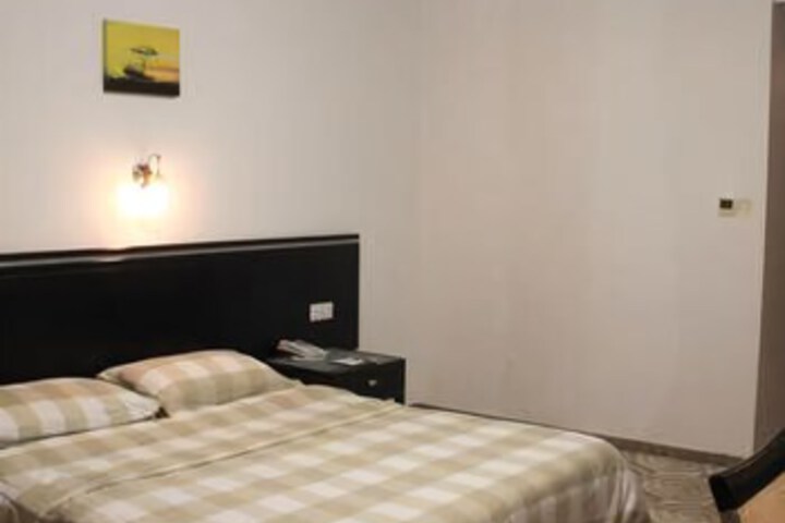 Room 4 of 8