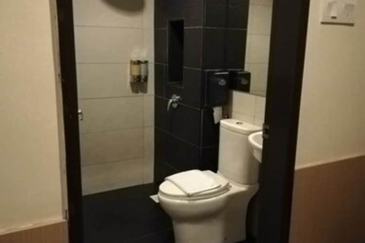 Room 27 of 32