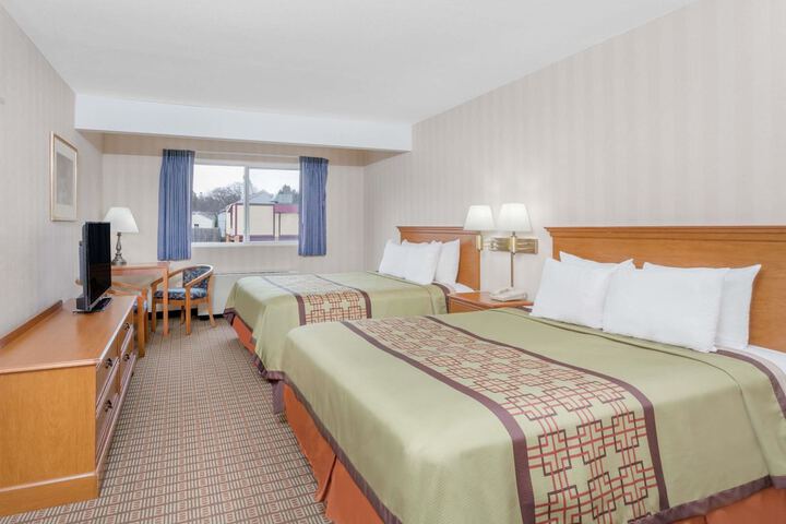 1 Queen Bed (13 of 13)