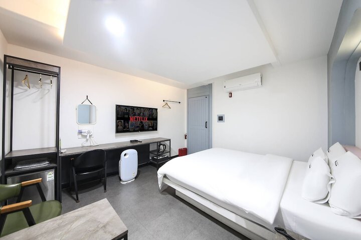 Room 6 of 27