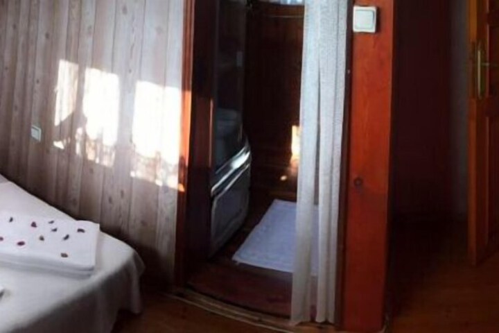 Room 5 of 13