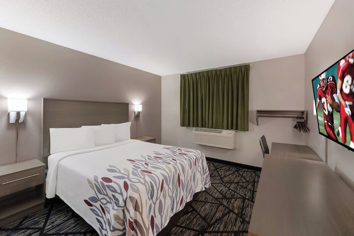 Deluxe Queen Bed (4 of 9)