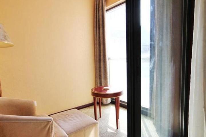 Room 6 of 13