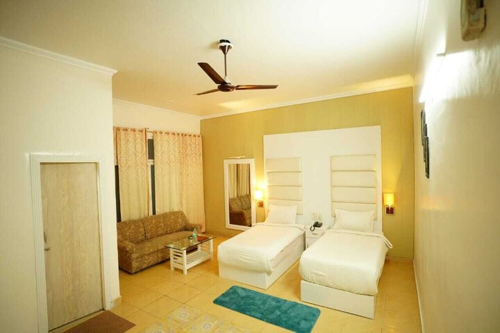 Room 6 of 32