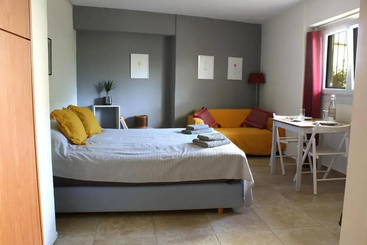 Room 4 of 9