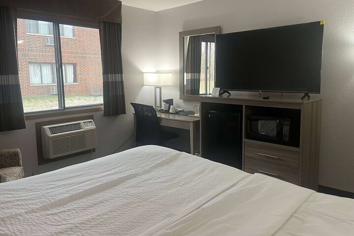 Queen Bed Accessible (4 of 12)