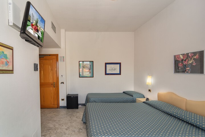Room 6 of 25
