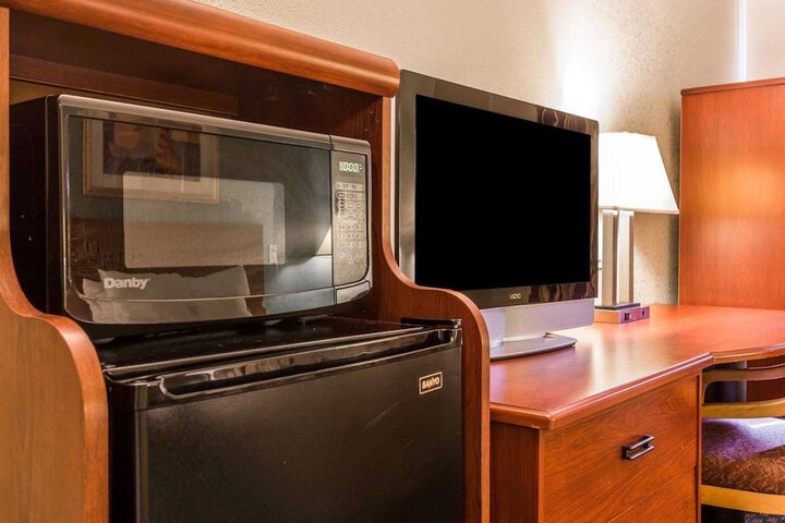 1 Queen Bed Accessible (12 of 12)