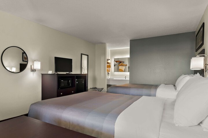 2 Queen Beds (11 of 14)