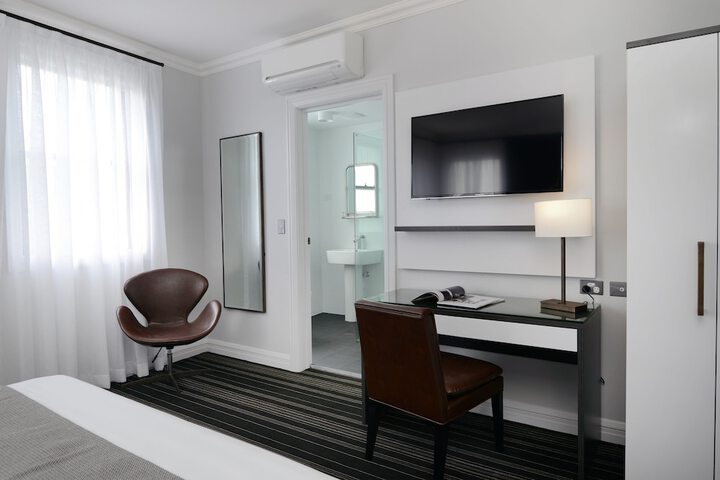 Room 4 of 103