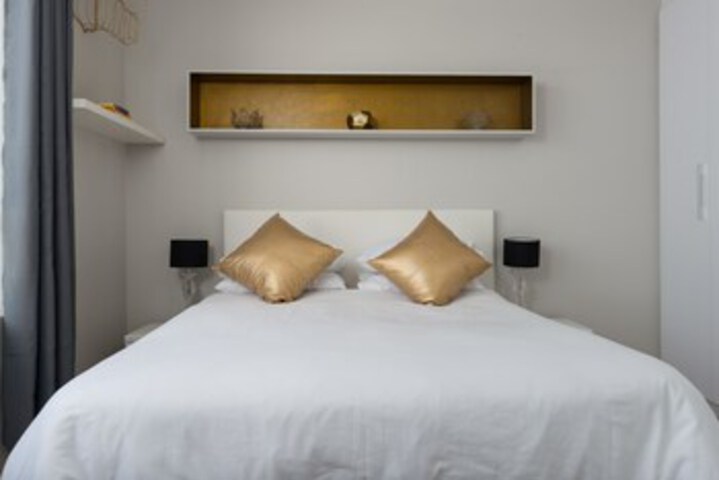 Room 4 of 16