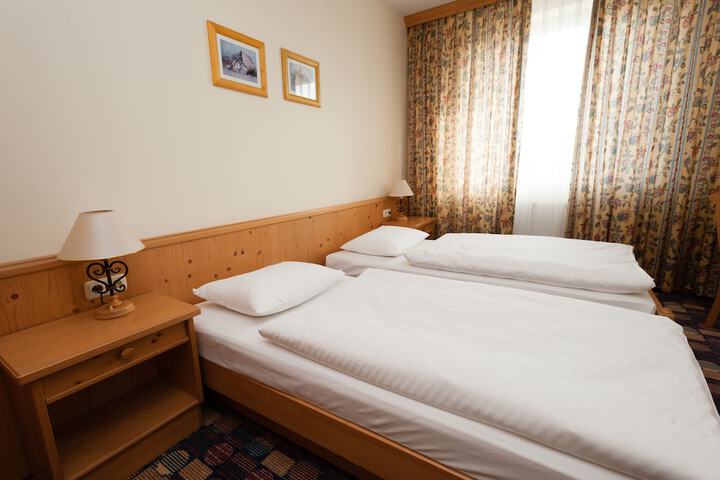 Room 25 of 179