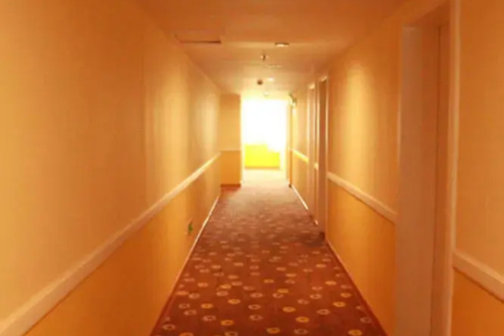 Room 11 of 16