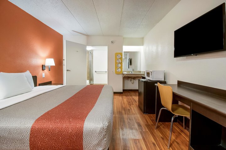 1 King Bed (7 of 18)