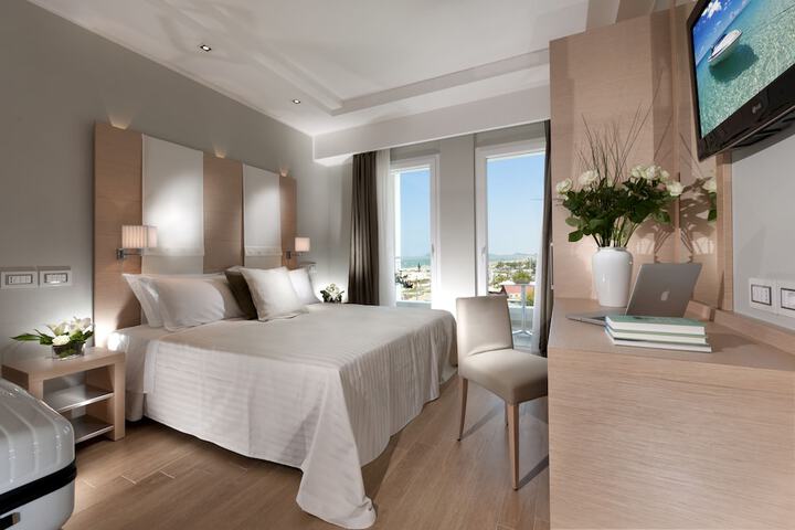 Room 4 of 80
