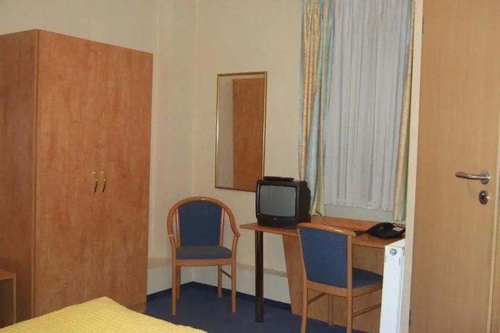 Room 5 of 12