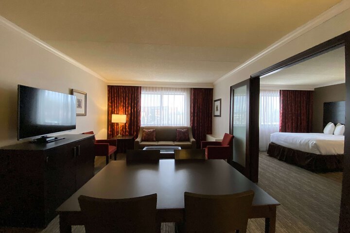 2 Queen Beds Interior Terrace Pool View (5 of 10)