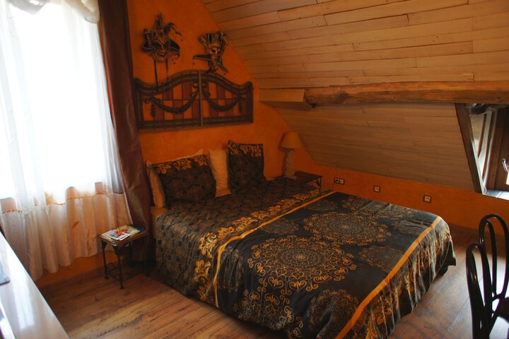 Room 11 of 34
