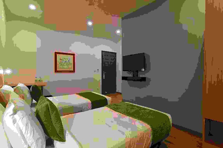 Room 12 of 16
