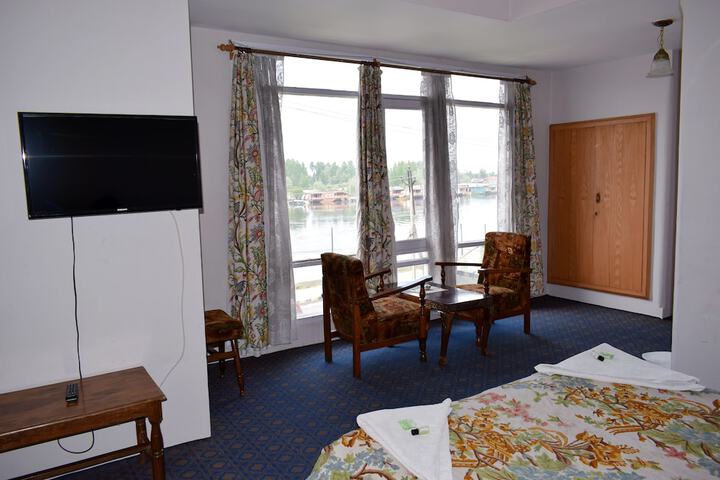 Room 9 of 18