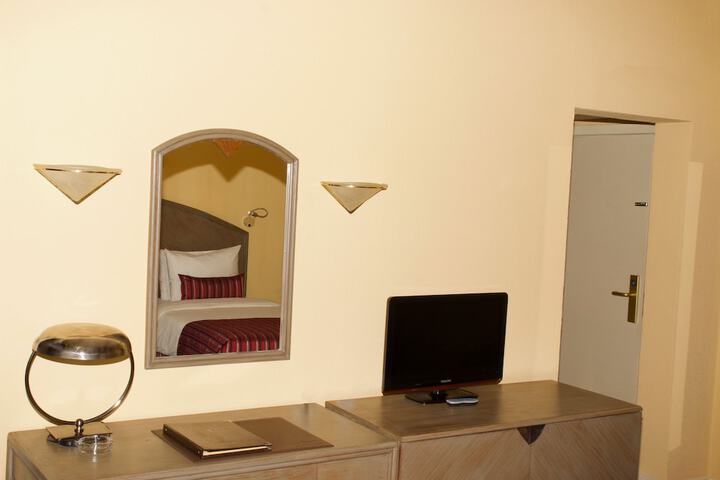 Room 12 of 87