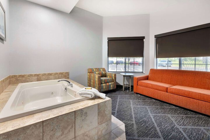 1 King Bed Hearing Accessible Room (15 of 21)