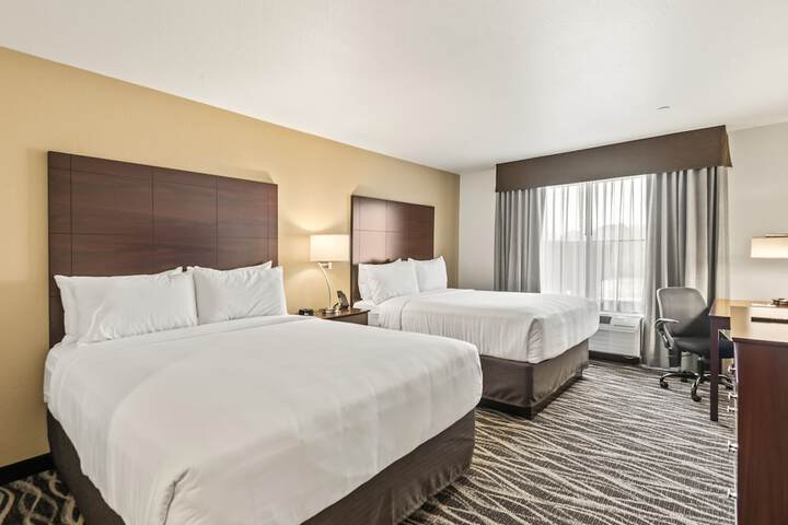 2 Queen Beds (7 of 10)