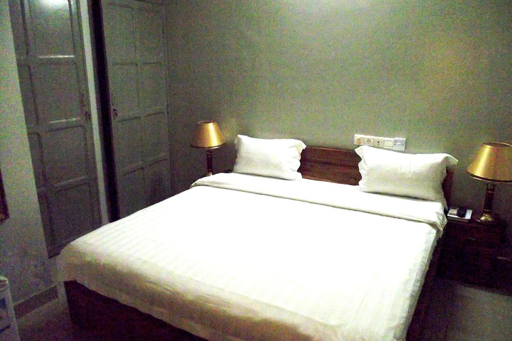 Room 10 of 28