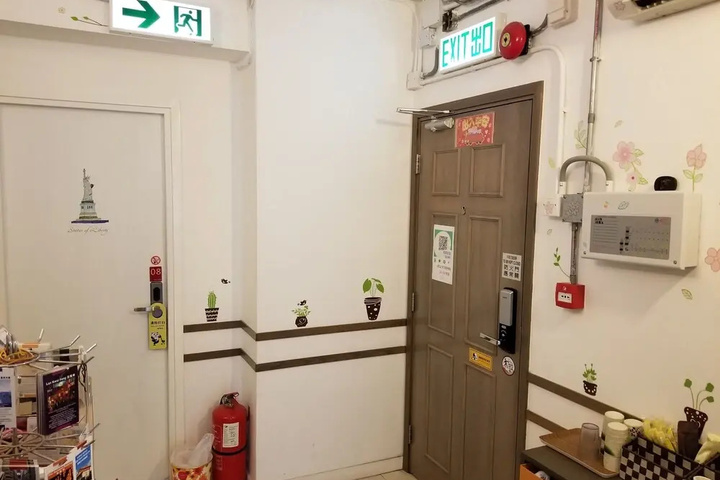 Room 10 of 12
