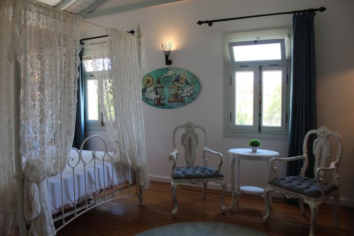 Room 4 of 25