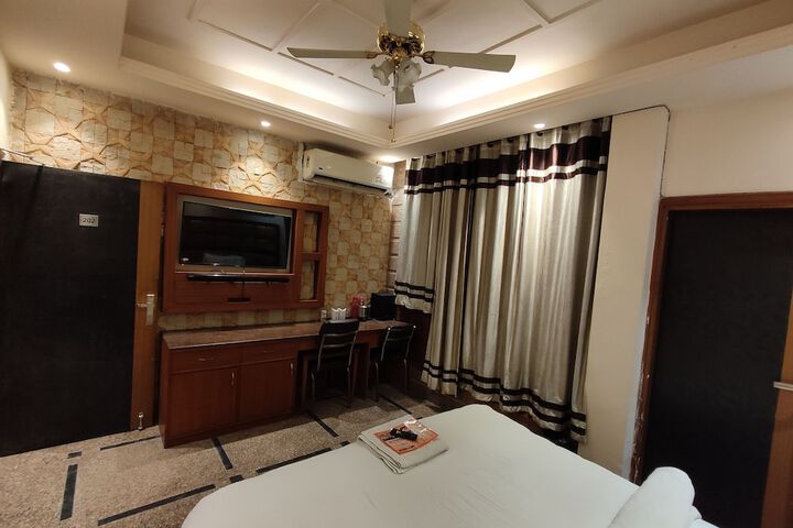 Room 11 of 26
