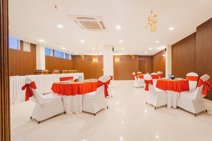 Ballroom/Hall 33 of 57