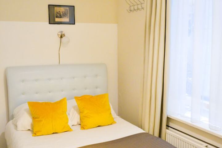 Room 6 of 52
