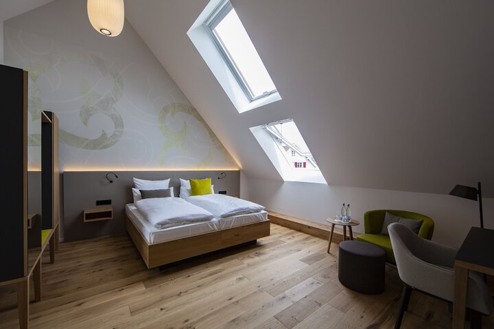Room 30 of 97
