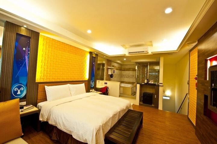 Room 5 of 12