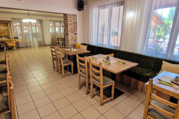 Dining 70 of 79