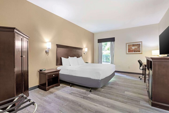 1 King Bed High Speed Internet Accessible Microwave and Refrigerator Flat Screen Television Desk Full Breakfast (11 of 14)