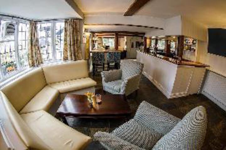 Lounge 7 of 23