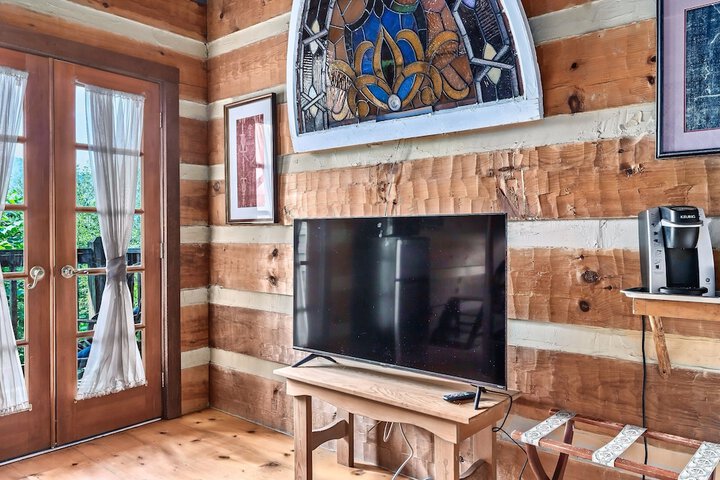 Snug Hug Queen Suite with Fireplace (122 of 131)