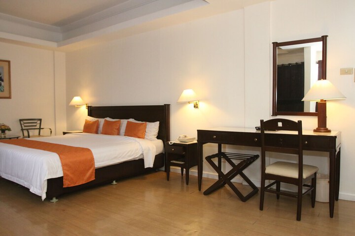 Room 25 of 77
